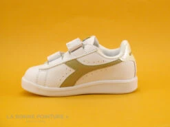 Diadora GAME P TD Girl White Gold - Basket Velcro Fille - Blanc Et Or -Tendance Pieds cd24607c73b9e66c561f35ea11d5d5ef img 6712.jpg 167628